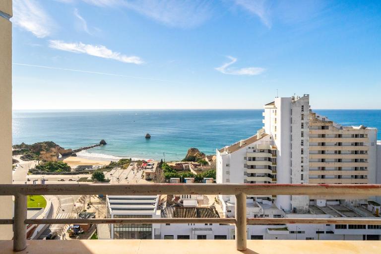 Praia da Rocha, 17 H, Frontal Sea View, Wonderful Studio, Air Conditioning, two Pools, Internet, Parking - Jardins da Rocha by IG - B&B Portimão
