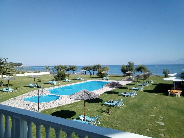 S&C Kosmos Beach Resort - Bed and Breakfast Róda