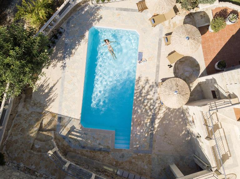 Prinus Country Retreat Apokoronas, heated pool, 13km from the sea - B&B Embrósneros