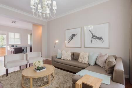 Modern Apartment in Rosebank - B&B Johannesburgo