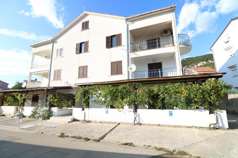 Apartments Vladan with Terrace - B&B Baška