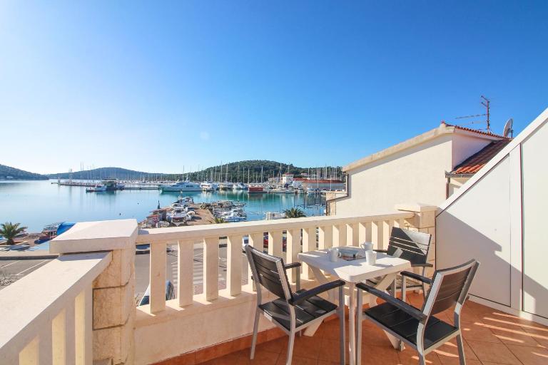 Goles apartments-First row to the sea - Ferienwohnung Rogoznica