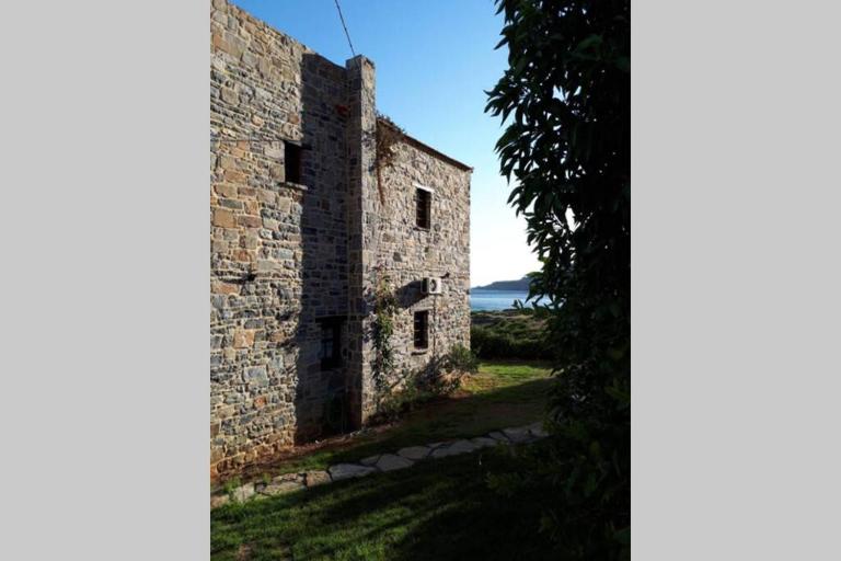 Traditional stone house by the sea... - B&B Kapetanianá