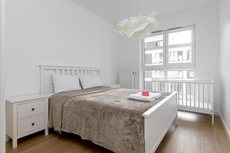 Rozłogi Sunny Apartment by BookingHost - Bed and Breakfast Warschau