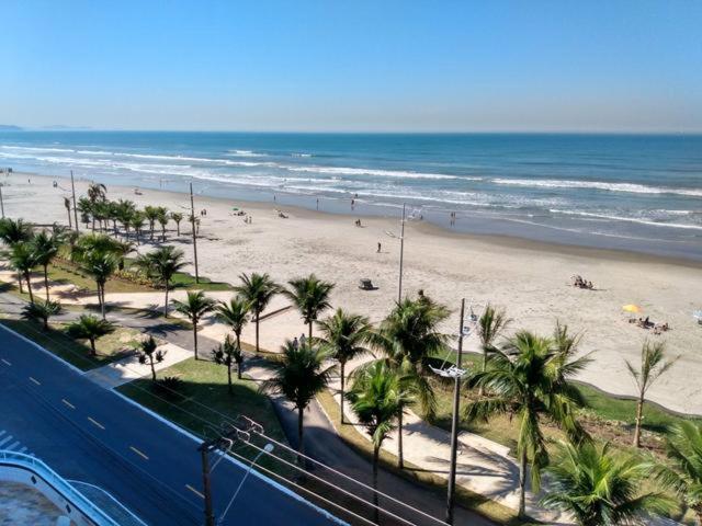 Apartamento Praia Grande, Vila Tupi, em frente ao mar, com retirada de chaves na casa da proprietária - B&B Praia Grande