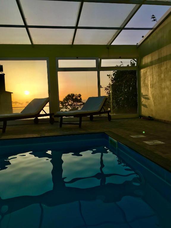 Casa da Relva com Piscina Aquecida Interna - B&B Arco da Calheta