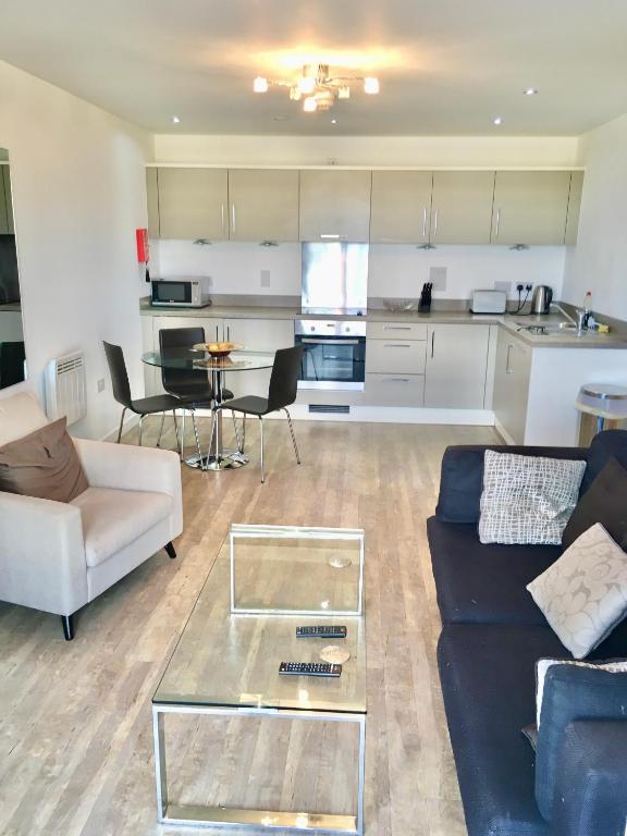 New Central Woking 1 and 2 Bedroom Apartments with Free Gym, close to Train Station - Ferienwohnung Woking