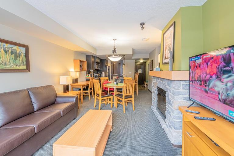 Mountain View Escape - Copperstone 2BR & Hot Tub - Bed and Breakfast Canmore
