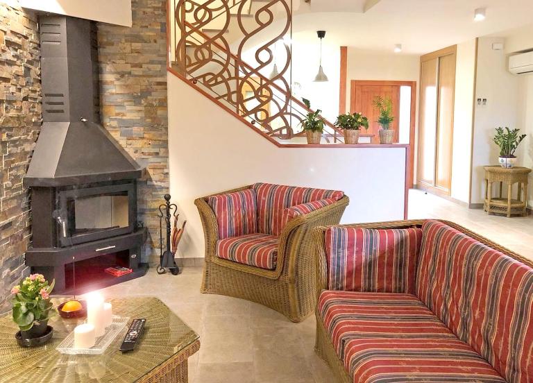 Spacious House in Cretas with Mountain View - Chambres d'hôtes Cretas