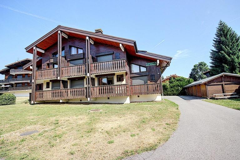 Le chalet des neiges 2 est au calme situé à 5 mn à pied du centre il est composé d'1 chambre avec lit double plus canapé convertible parking privé sur place et arrêt navette gratuite à 30 m - B&B Les Carroz d'Araches
