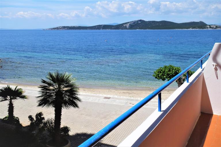 Nea Styra seafront apartment with stunning view - B&B Néa Stíra