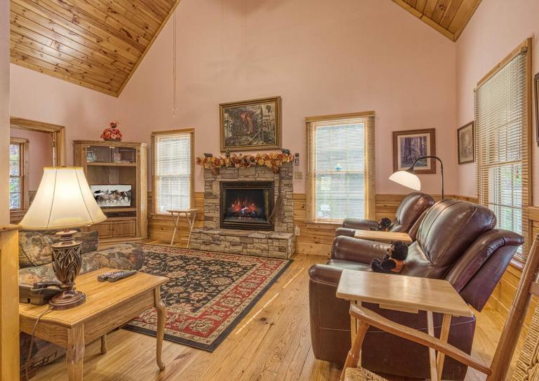 Hemlock Hollow, Pool Access, FREE tickets each paid day, WIFI!!! - B&B Sevierville