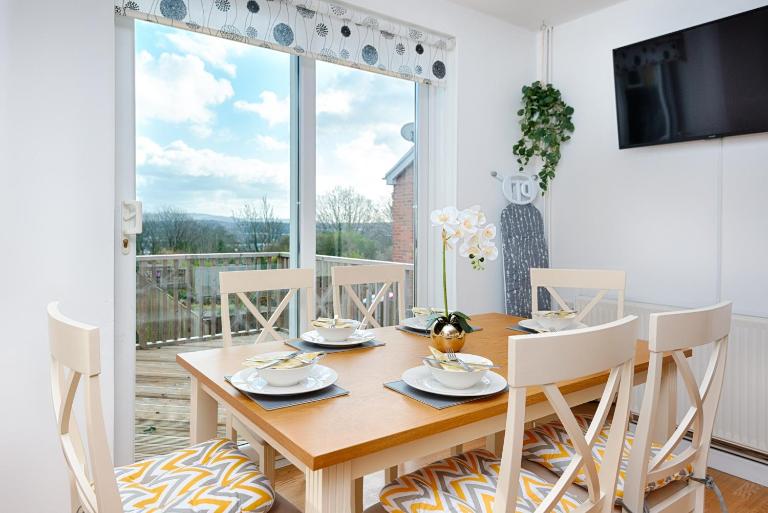 4BR Home with En-Suites in Swansea - Ferienwohnung Swansea