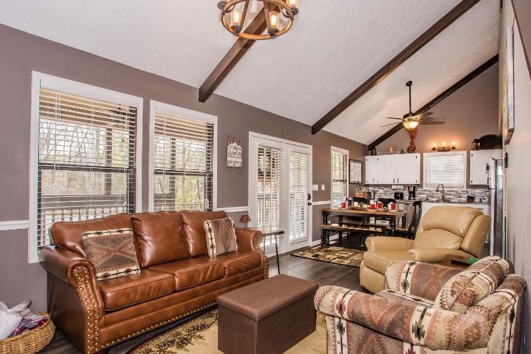 Fox's Den, Hot Tub, FREE Attraction tickets for each paid day, Arcade Game, WIFI!!! - Chambres d'hôtes Pigeon Forge