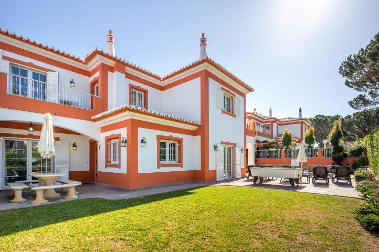 GR 2 X Private Villas Private Pools - Up to 20 Guests - Chambres d'hôtes Albufeira