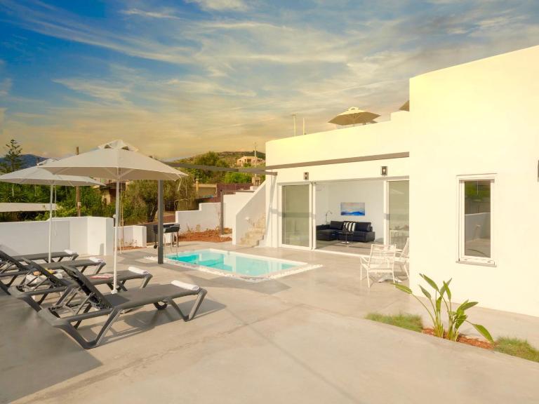 Villa Paradiso 2 with private pool - Chambres d'hôtes Agía Pelagía