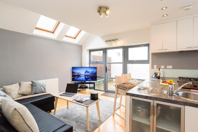 2 Bed Cardiff House with Hot Tub, BBQ, Terrace & Free Parking - Ferienwohnung Cardiff