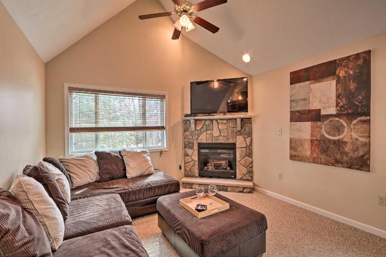 6 Mi to Skiing: Family Poconos Home w Decks! - Bed and Breakfast Albrightsville