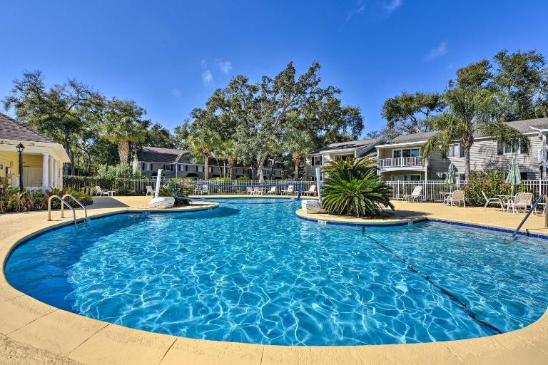 Resort-Style Condo in St Simons ~ 1 Mi to Pier! - Bed and Breakfast Acme