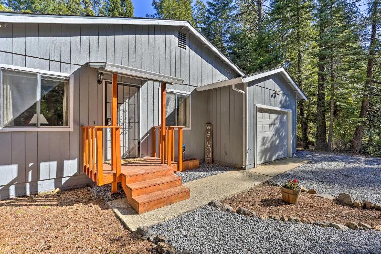 Base Camp Lassen Home 13 Mi to Volcanic Nat'l Park - Bed and Breakfast Shingletown