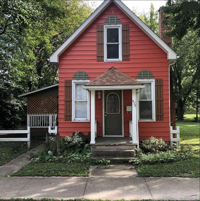 Downtown 2 Bedroom Cottage, Sleeps 6, Walking Distance to Honeywell, Downtown Restaurants, Shopping - Bed and Breakfast Wabash
