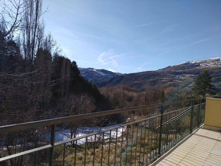 Apartament amb pati a la Vall Fosca, tranquilitat i bones vistes - Chambres d'hôtes Monrós