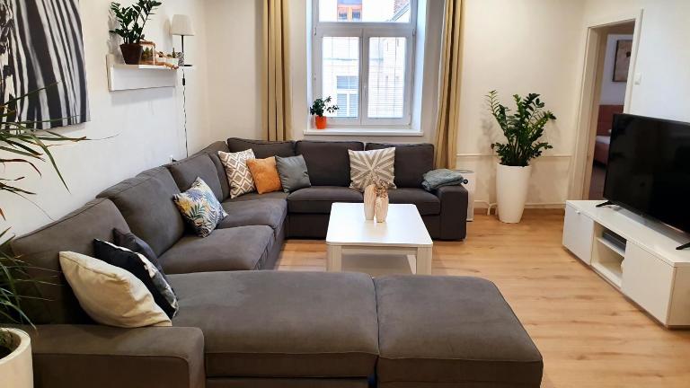 Le Monde Apartment Bratislava - amazing 5BDR in downtown - Bed and Breakfast Bratislava