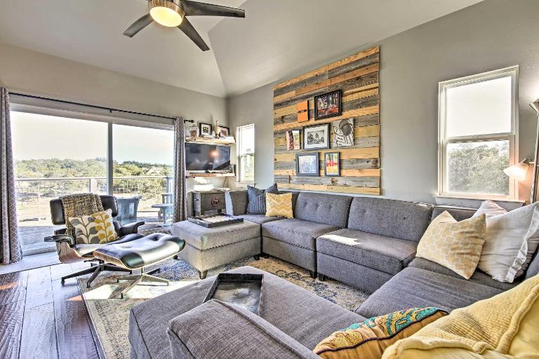 Peaceful Hill Country Hideaway w/ Pond Views - Chambres d'hôtes Wimberley