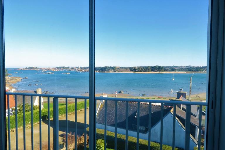 Appartement VUE MER 4 personnes au centre de TREGASTEL - Ref 95 - B&B Trégastel