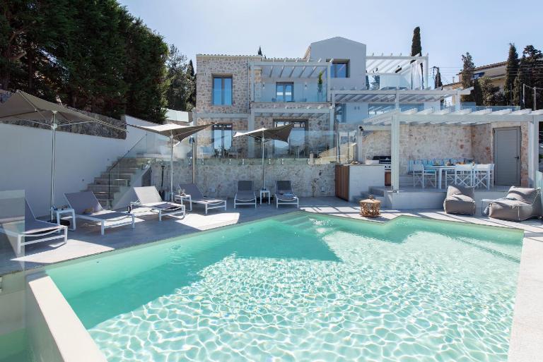 Villa Costele with Private Sandy Beach - B&B Karyófyto