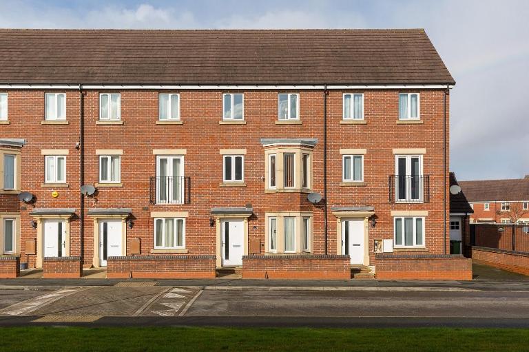 6 bed house with free secure parking & 3 bathrooms - Ferienwohnung Wolverhampton