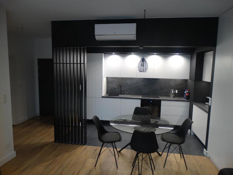 Black&White Apartment Bis - Małe Garbary 8 - Chambres d'hôtes Poznan