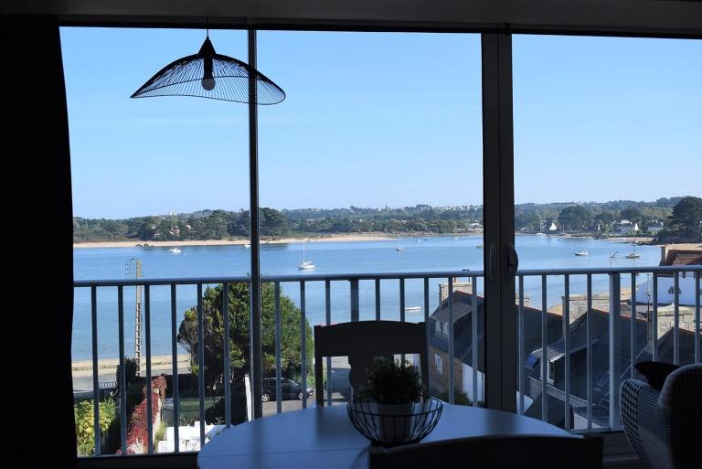 Appartement entièrement rénové avec SUPERBE VUE sur la Baie Sainte-Anne à TREGASTEL - Ref 96 - B&B Trégastel