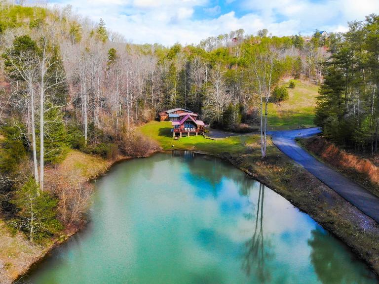 Lazy Bear Lake, Fishing, Hot Tub, WIFI, 560 in FREE Attraction tickets each paid day! - Ferienwohnung Sevierville