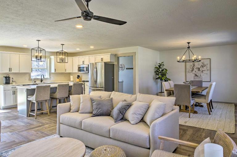 Retreat w/ Deck ~ 9 Mi to Downtown Springfield - Bed and Breakfast Ozark