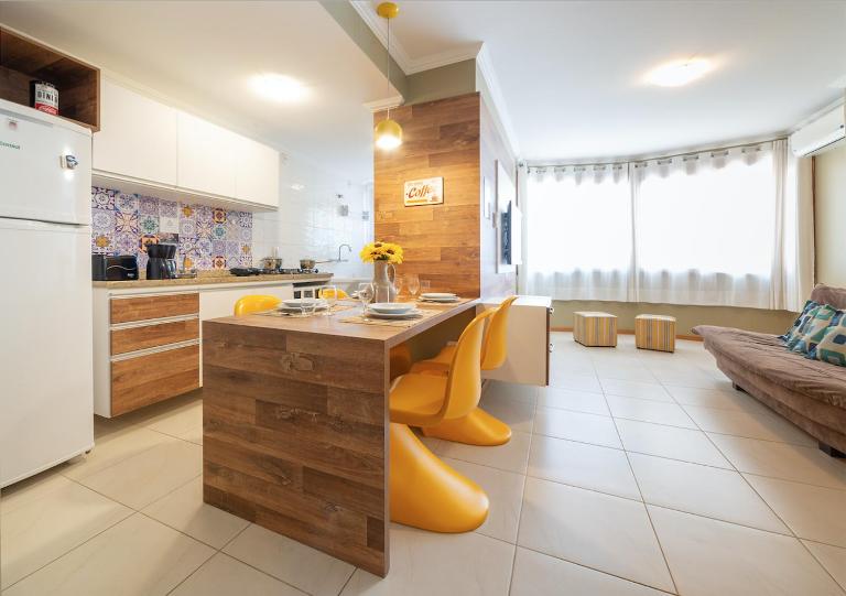 GRAMADO SOLAR REAL - 2 APTS de 2 quartos no mesmo prédio, cada um comporta até 7 pessoas - IDEAL PARA GRUPOS - central - IDEAL PARA ANDAR A PÉ, nesta plataforma desde janeiro de 2016, oferecemos CREDIBILIDADE - seu PET é bem-vindo - GARAGEM COBERTA - B&B Gramado