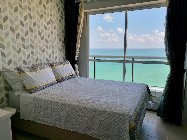 Modern Beachfront Apartment w. Magnificent Seaview - Bed and Breakfast Fortaleza