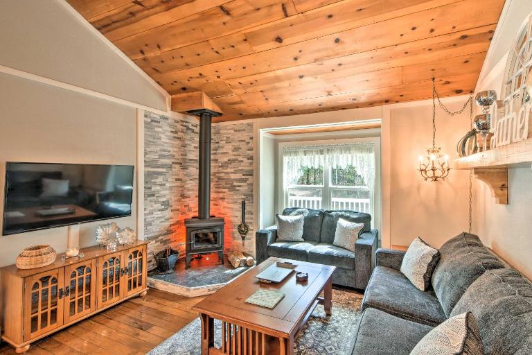 Hot Tub, Fire Pit: Family-Friendly Murphy Home - Chambres d'hôtes Murphy