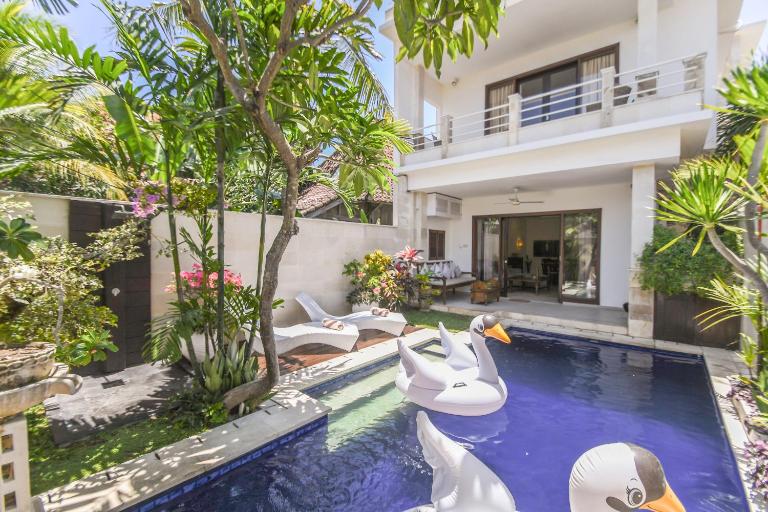 Amalia Swan Haven Villa Seminyak - B&B Seminyak
