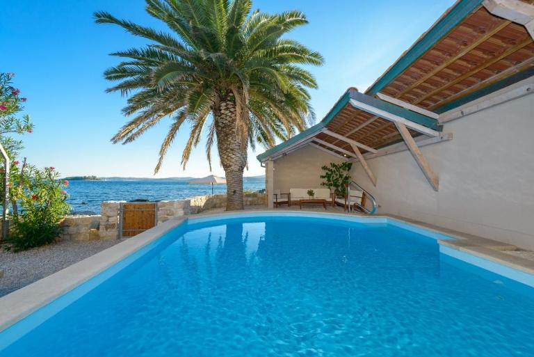 Luxury Beachfront Villa Mare with private pool at the beach Orebic - Peljesac - Chambres d'hôtes Orebić