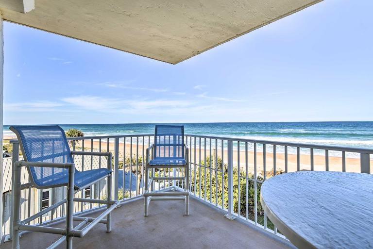 Luxe Oceanfront Condo w/ Pool, Beach Access + Gear - B&B Ormond Beach