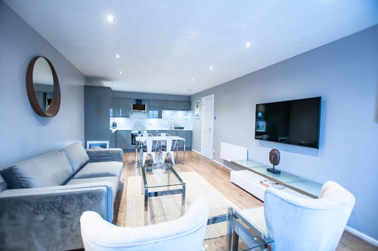 Stunning 2 Bed Merchant City Apartment with Residents Parking (Bell 2) - B&B Glasgow