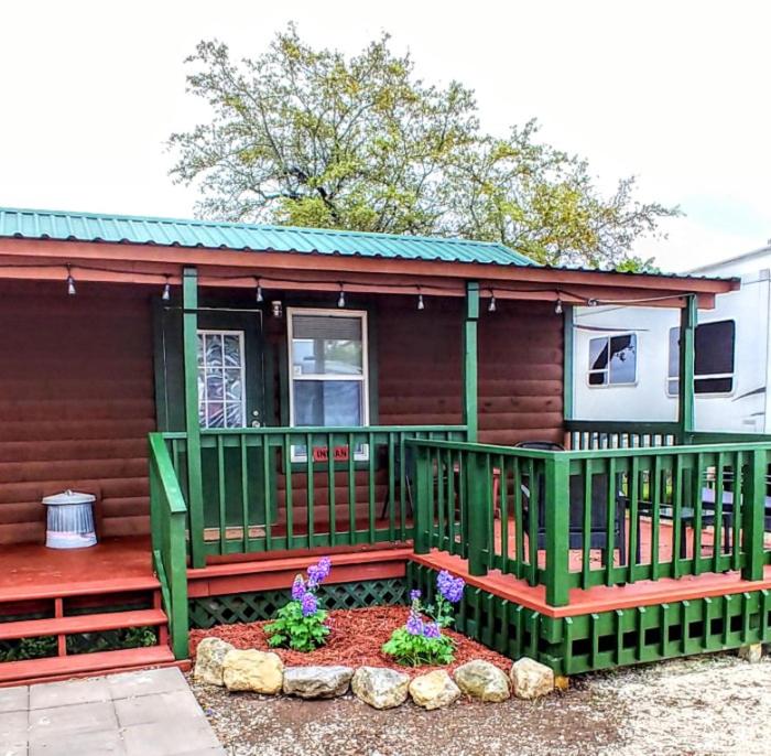Top of the Hill RV Resort & Cabins - B&B Waring
