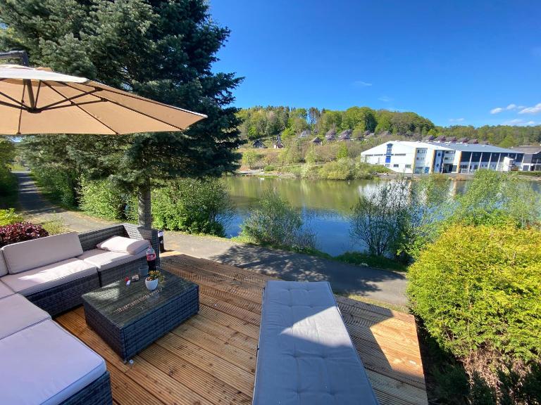 SEA Office - Modernes Ferienhaus mit tollem Seeblick - Bed and Breakfast Kirchheim