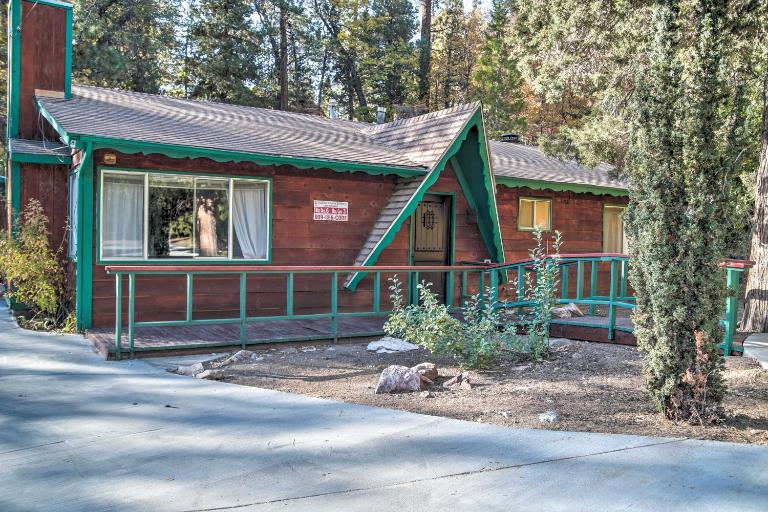 Serene Cabin w/ Hot Tub < 1 Mi to Bear Mountain! - Ferienwohnung Big Bear Lake