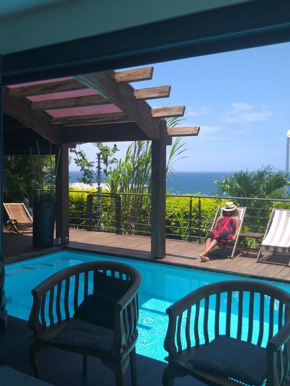 Suite INDIGO JACUZZI PRIVE PISCINE VUE MER acces cuisine laverie - B&B Saint-Pierre