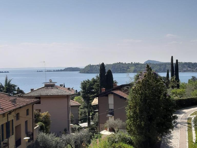 VALLE FIORITA 42 - Lake view apartment - B&B Gardone Riviera