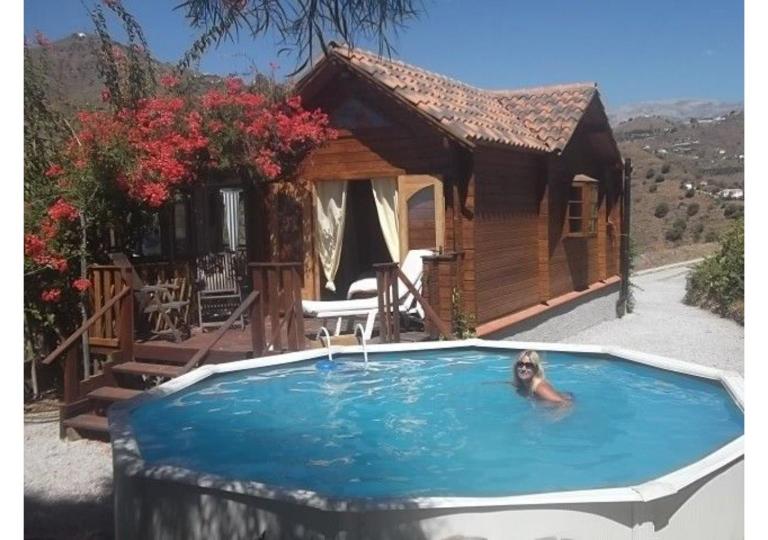 Wooden Mountain Cabin - B&B Sayalonga