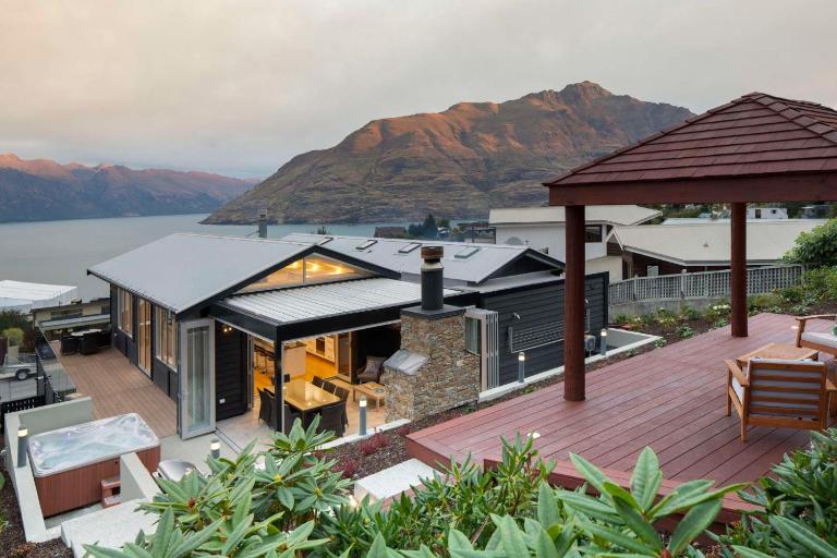 Mountain Vista - beautifully renovated home with spa pool - Bed and Breakfast Queenstown