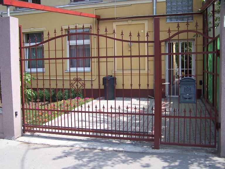 Akacia Apartment - FREE INSIDE PARKING, 2 bedrooms, garden, next to centre - Bed and Breakfast Boedapest